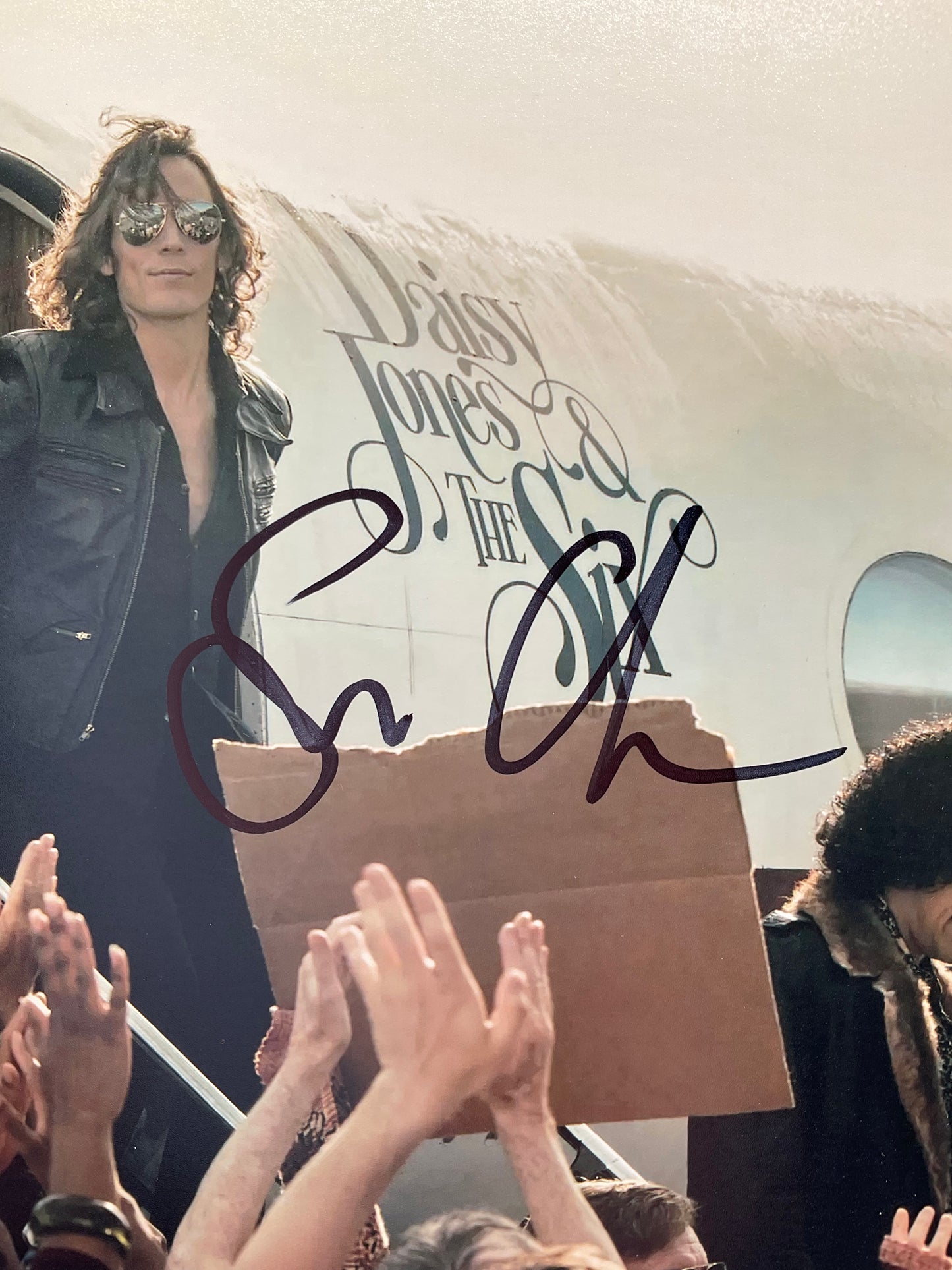 Sam Claflin Daisy Jones & The Six signed 8x10 ACOA