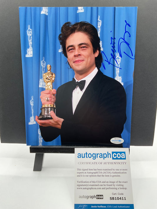 Benicio Del Toro signed Oscars 8x10 ACOA Traffic