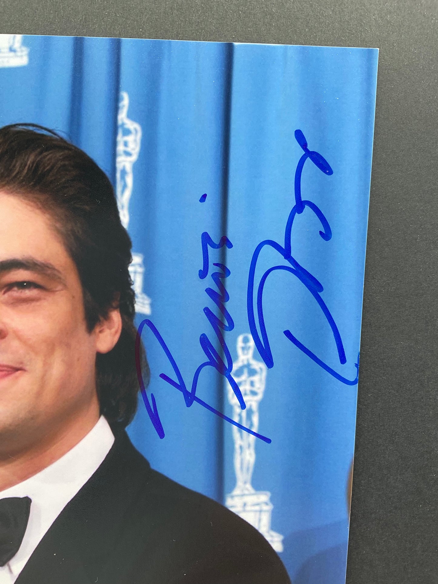 Benicio Del Toro signed Oscars 8x10 ACOA Traffic