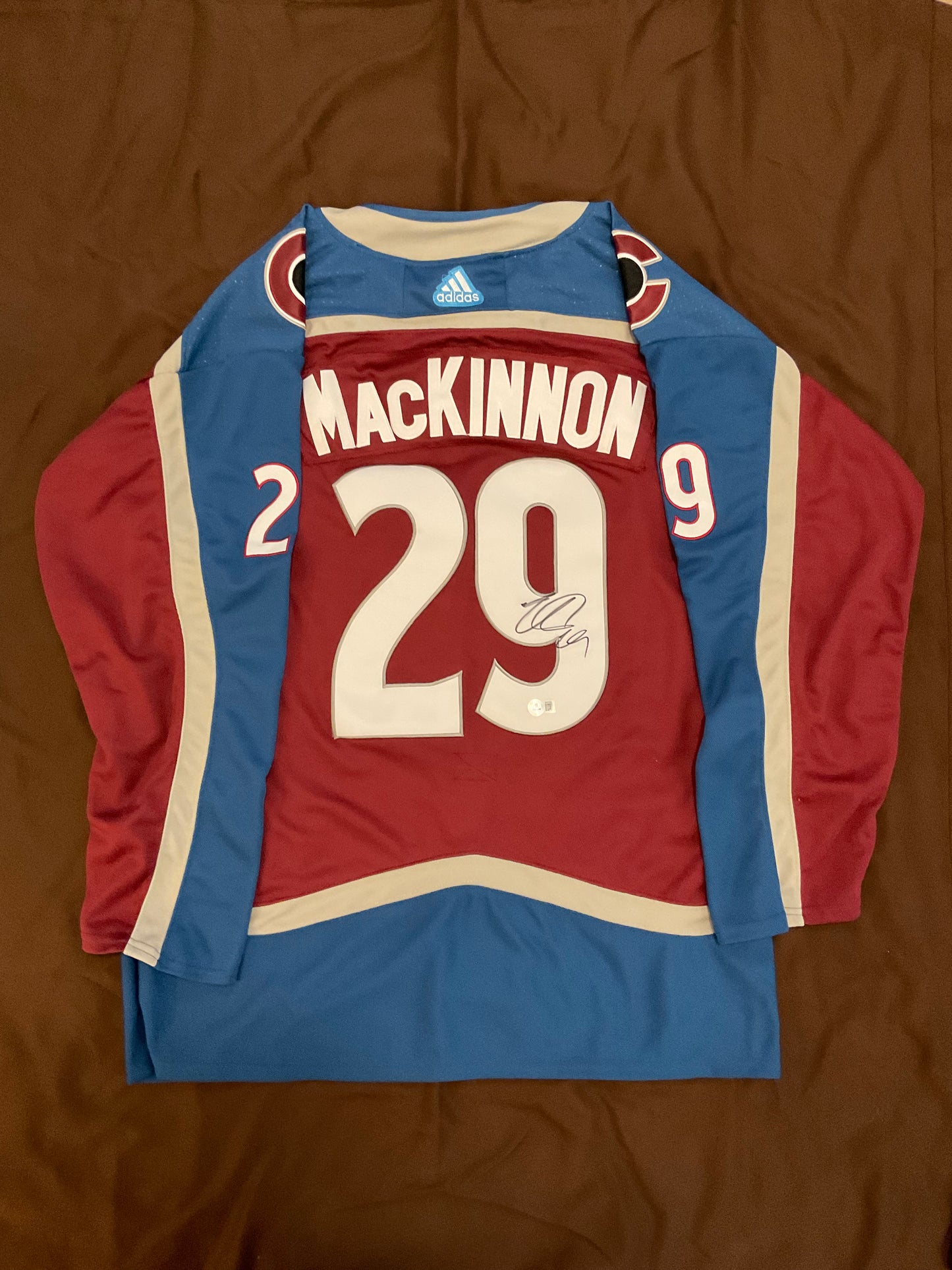 Nathan MacKinnon Colorado Avalanche signed Jersey Beckett