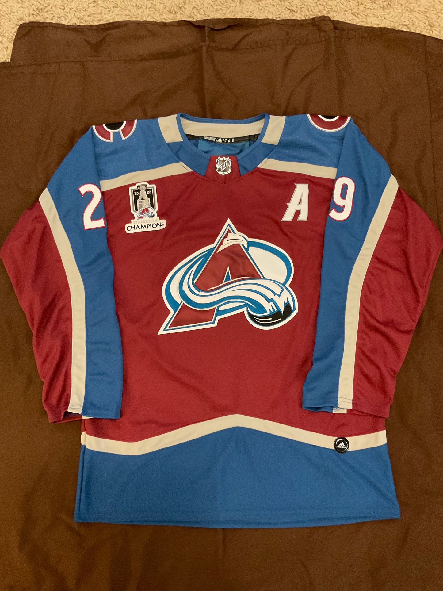 Nathan MacKinnon Colorado Avalanche signed Jersey Beckett