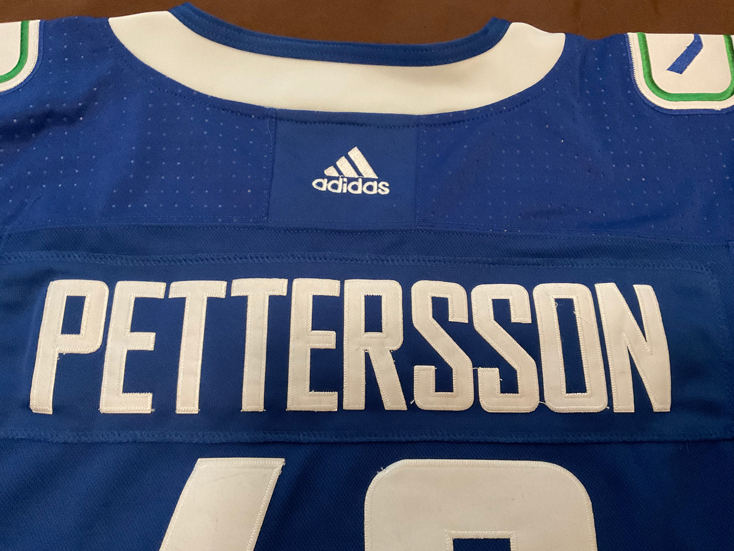 Elias Pettersson Vancouver Canucks signed Jersey Beckett