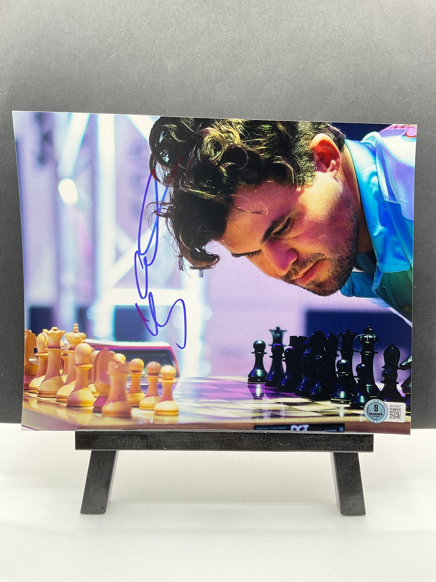 Magnus Carlsen Chess signed Photo 8x10 Beckett Grandmaster