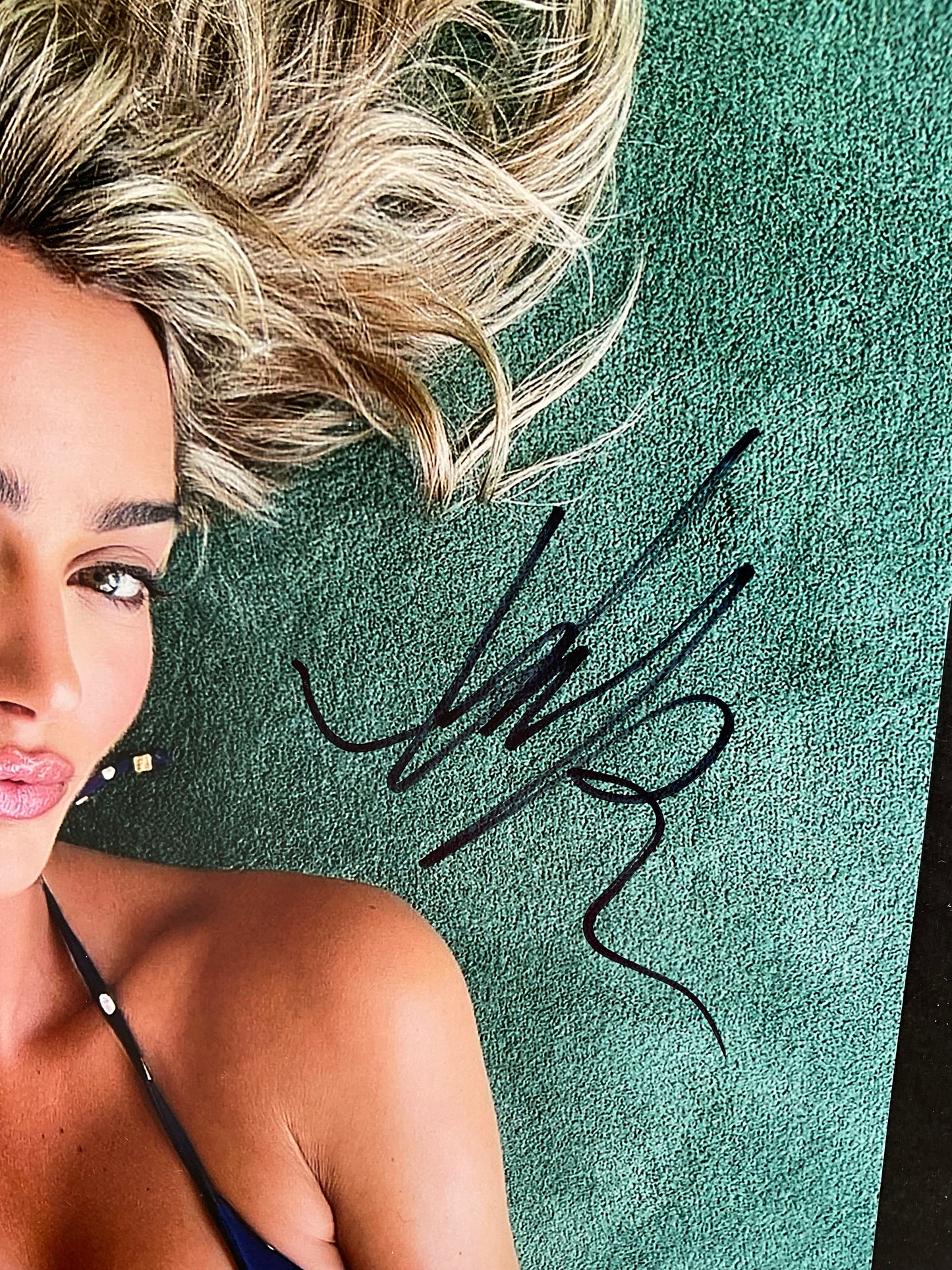 Suede Brooks signed photo 8x10 ACOA Sexy Influencer