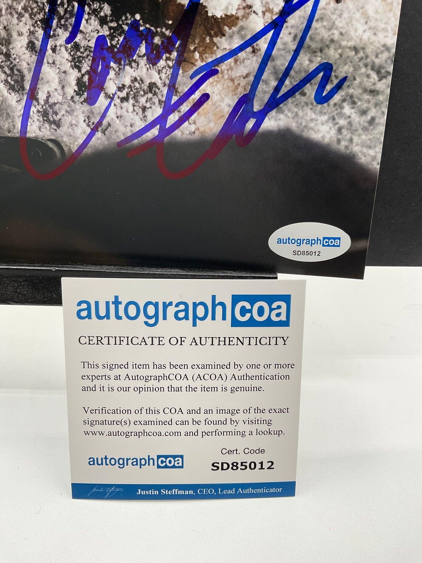 Courtney Eaton Yellowjackets signed photo 8x10 ACOA